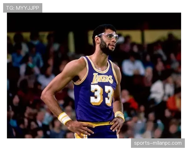 奥拉朱旺低位背打压制约基奇传控