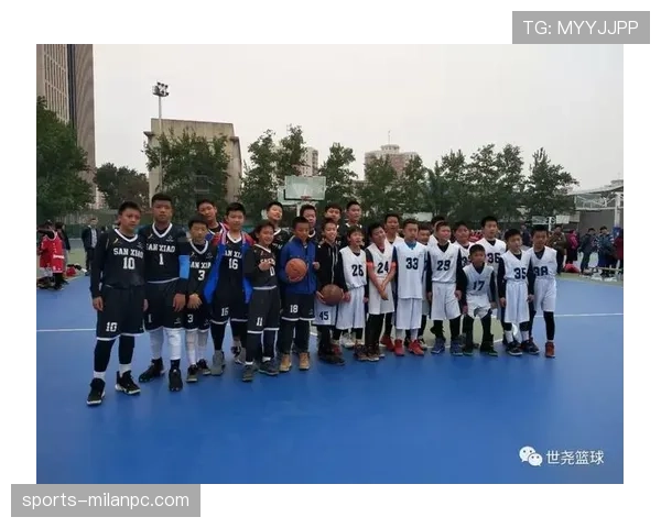 篮球比赛中出现暂停时，球员和教练需要遵守哪些规则？